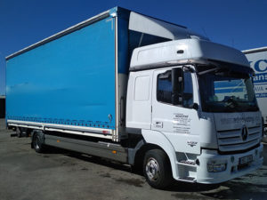 Mercedes Atego s plachtou - z boku - adnovotny.com